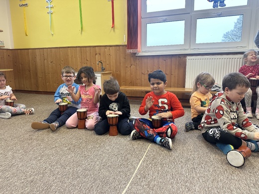 Bubnování v MŠ 4.jpg