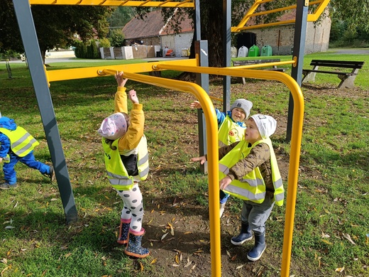 Cvičíme na hřišti 2.jpg