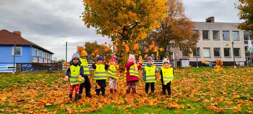 Hrajeme si s listy.jpg