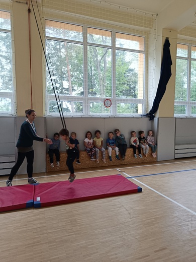 Poprvé v tělocvičně v ZŠ.jpg