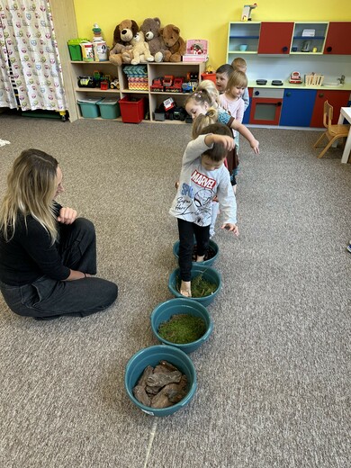 Poznávání přírodnin bosou nohou.jpg