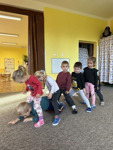 Rozvíjíme pohyb - hra na liščí noru.jpg