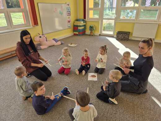 Rytmická hra na dřívka.jpg