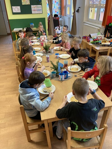 slavnostní oběd.jpg