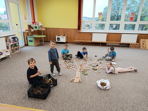 Smyslohraní - podzimní strom.jpg