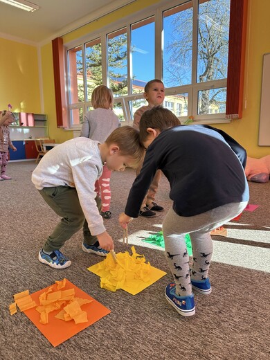 Smyslová hra - sbírání listů kolíčkem.jpg