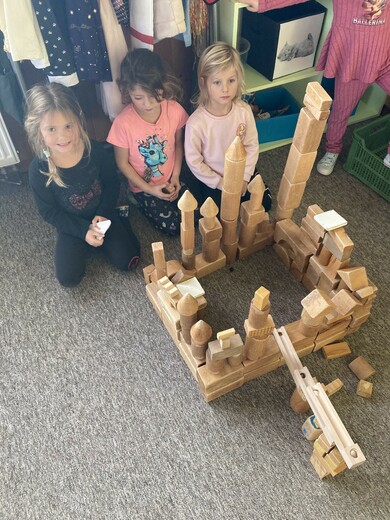 Stavba z velké dřevěné stavebnice.jpg