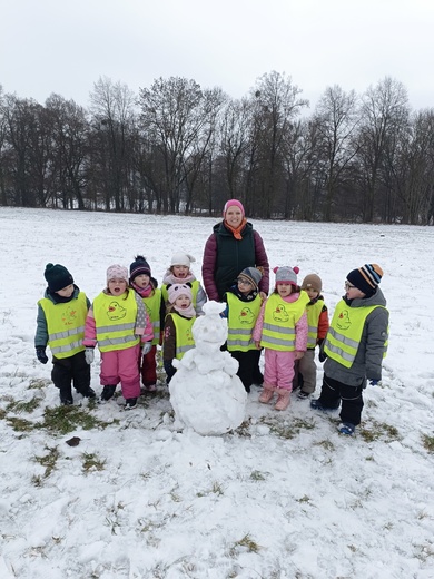 Stavění sněhuláka 2.jpg