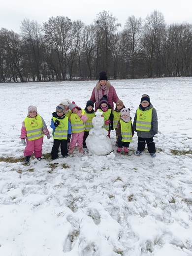 Stavění sněhuláka.jpg