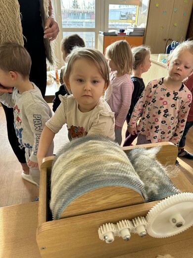 Výukový program - česání vlny.jpg