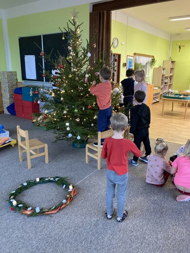 zdobení stromečku.jpg