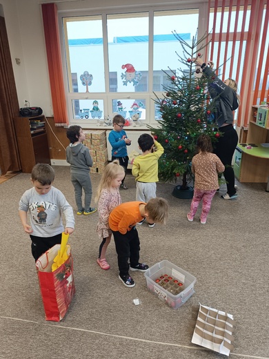 Zdobení vánočního stromečku.jpg